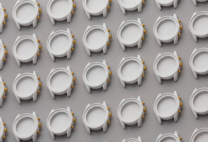 The monobloc steel case and angular lugs
